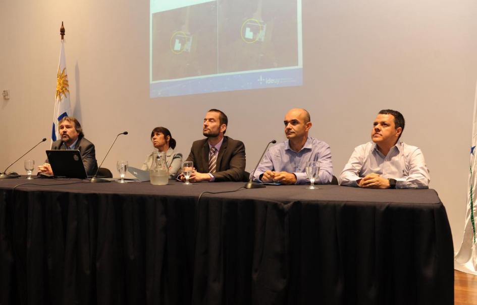 Mesa inicio actividad con Pastorin, Amado y expertos invitados de España y Brasil.