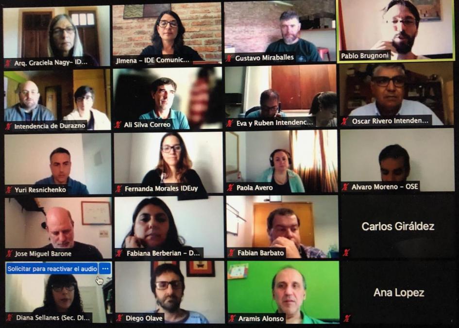 Reunión virtual grupo de trabajo Pantalla con cuadraditos - ventanitas - con participantes de reunión virtual grupo de trabajo