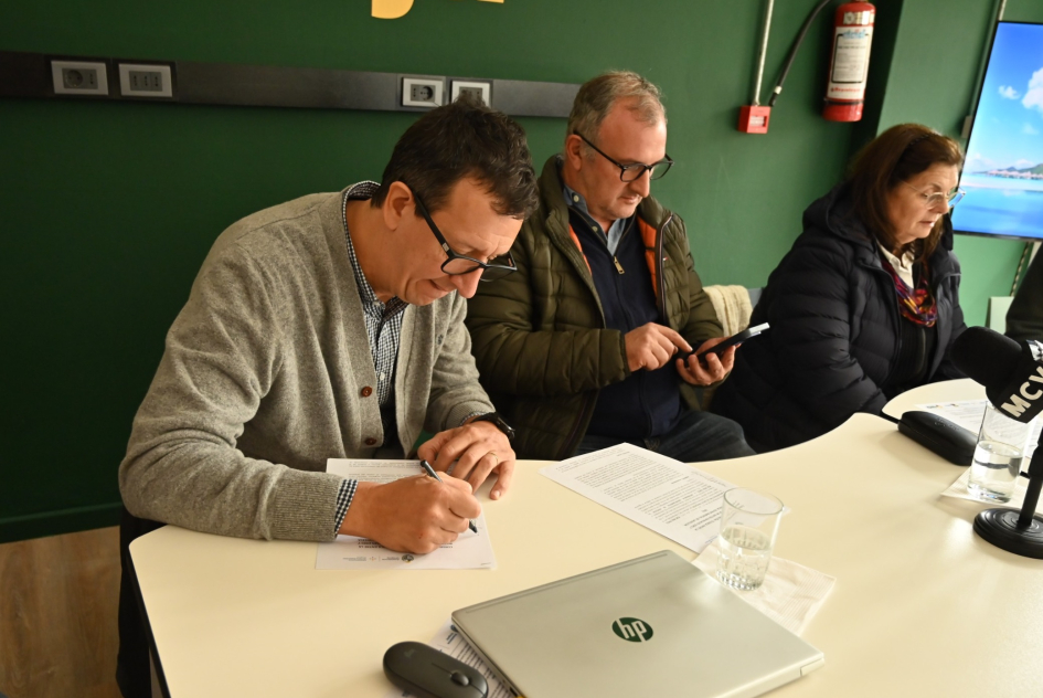 Foto: Gentileza de la IDL / Coordinador de la IDE Germán Iglesias firmando el convenio Foto: Gentileza de la IDL / Coordinador de la IDE Germán Iglesias firmando el convenio