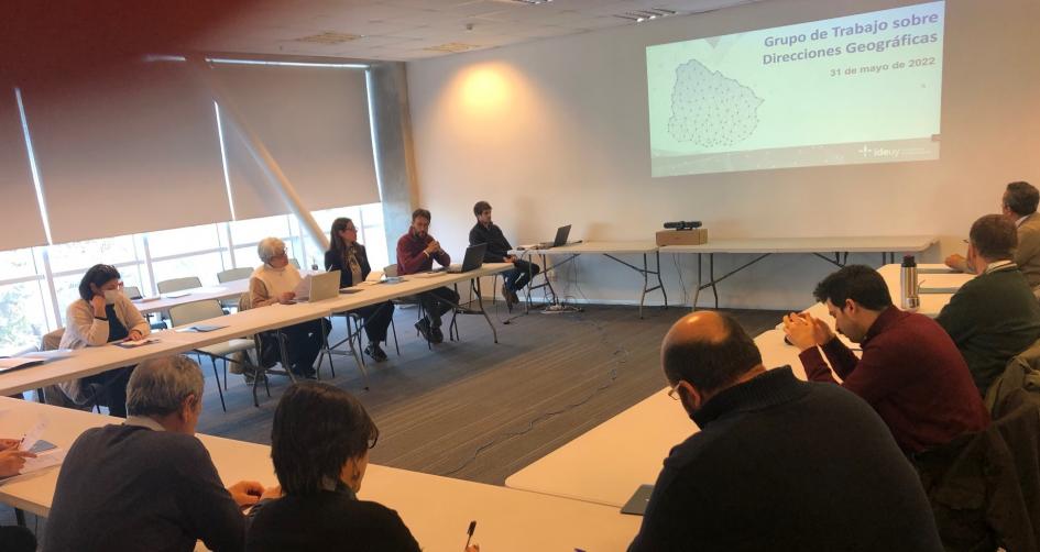 Sistema único de direcciones geográficas Reunión de trabajo mesa en forma de U con particpantes