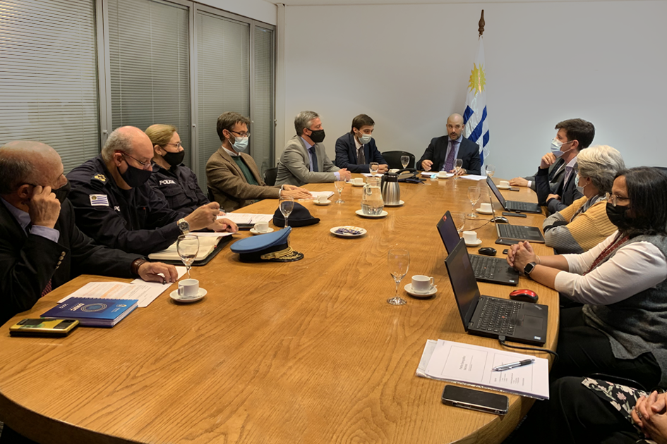 Comisión padrón demográfico, reunida en sala con mesa oval.