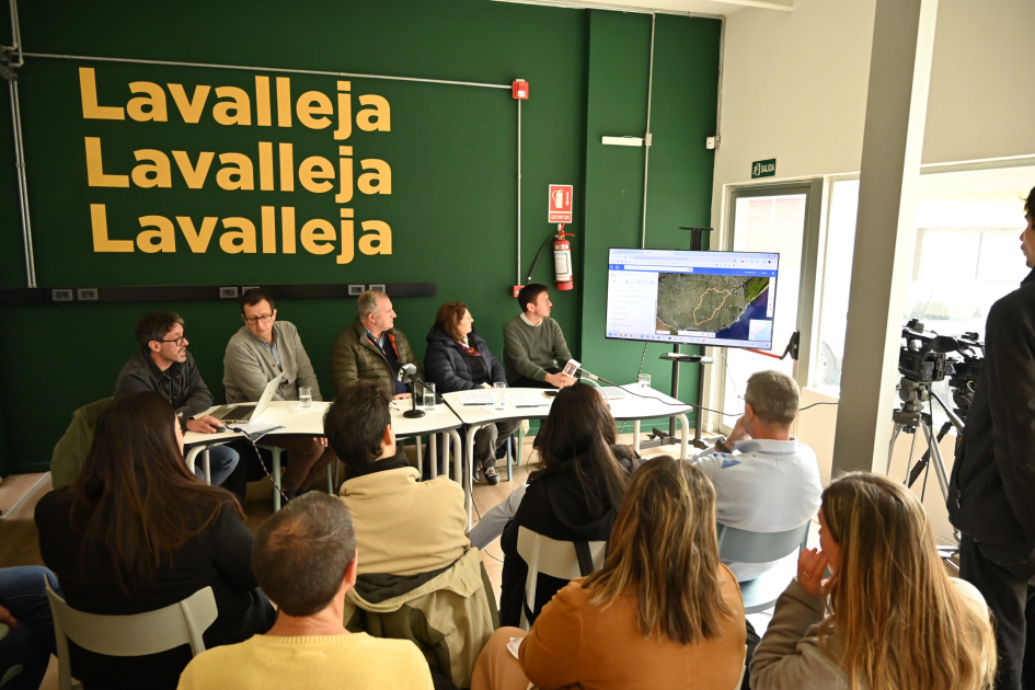 Presentación de visualizador en la Oficina de Turismo con la presencia del intendente Daniel Ximénez Presentación de visualizador en la Oficina de Turismo con la presencia del intendente Daniel Ximénez