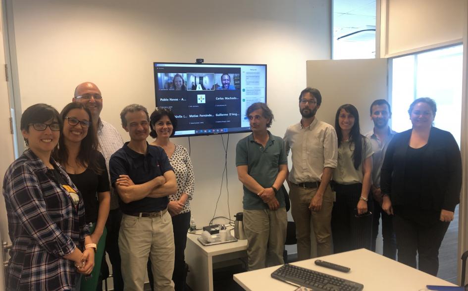 Grupo de Trabajo Direcciones Geográficas en reunión hibrida - participantes presenciales y virtuales