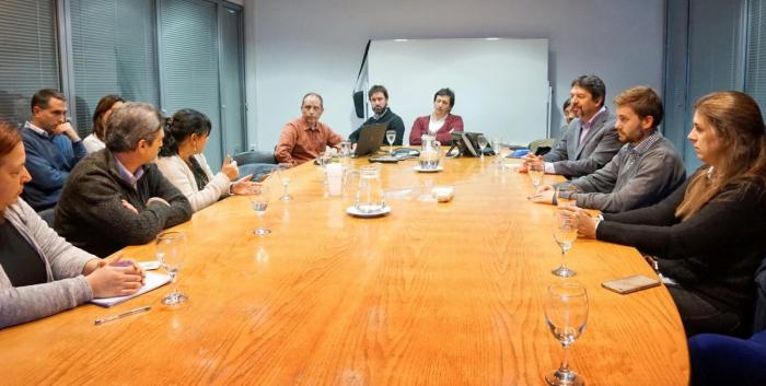 Representantes de INEGI México junto a representantes de organismos de Uruguay en mesa de trabajo