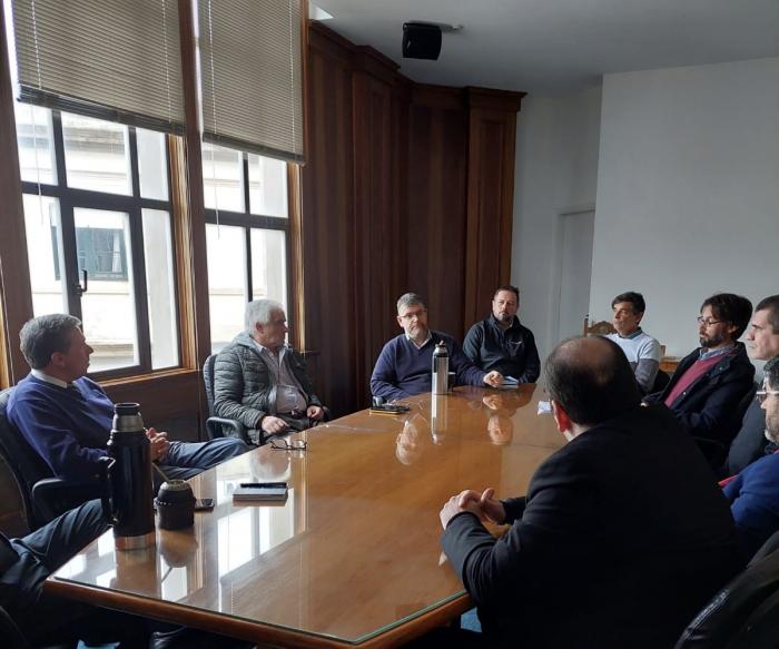 Mesa de reunión con autoridades de El Correo y el Coordinador técnico de IDE. Ventanal 