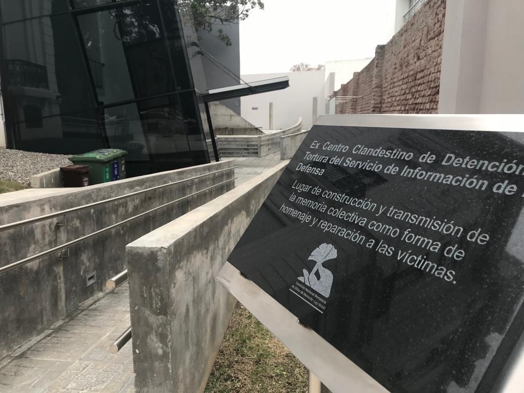 Placa colocada en el exterior del Sitio de Memoria, actual sede de la INDDHH. Placa colocada en el exterior del Sitio de Memoria, actual sede de la INDDHH.