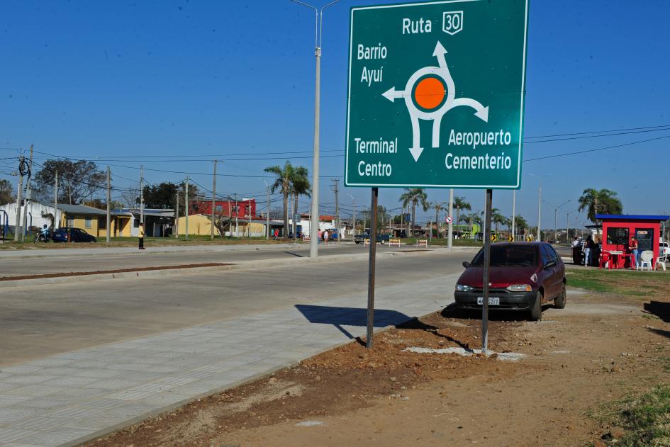 Vista de cartel de ingreso a la ciudad de Artigas