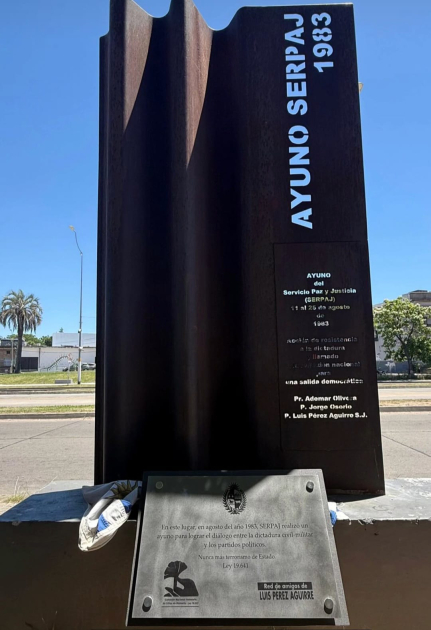 Placa de señalización de Sitio de Memoria y escultura inauguradas.