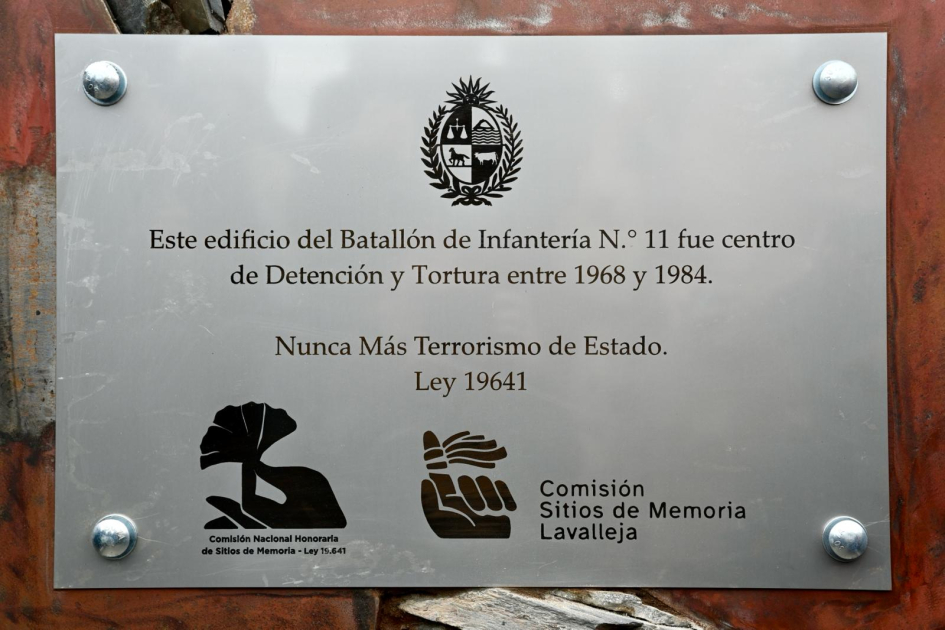 Placa de memoria realizada en Acero Inoxidable con texto homenaje y logos de las organizaciones.
