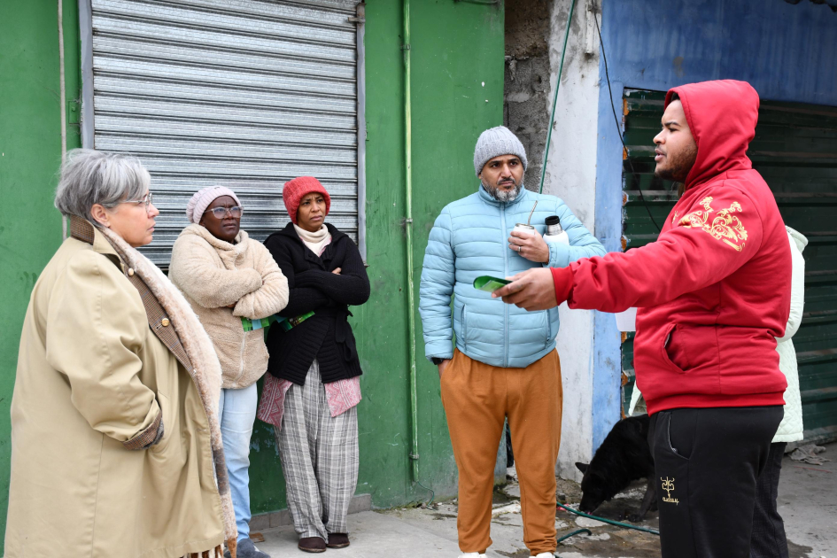 Directora Jimena Fernández dialogando con vecinas y vecinos barrio Directora Jimena Fernández dialogando con vecinas y vecinos barrio