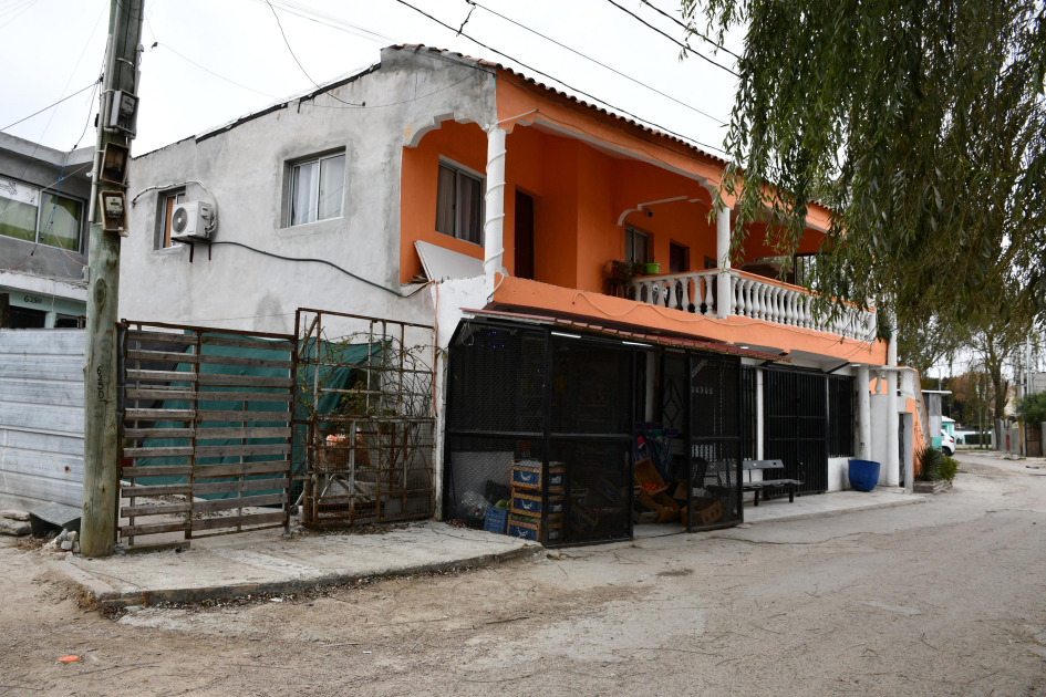 Vista de casa de dos pisos que cuenta con un balcón colorido y con un diseño muy elaborado Vista de casa de dos pisos que cuenta con un balcón colorido y con un diseño muy elaborado
