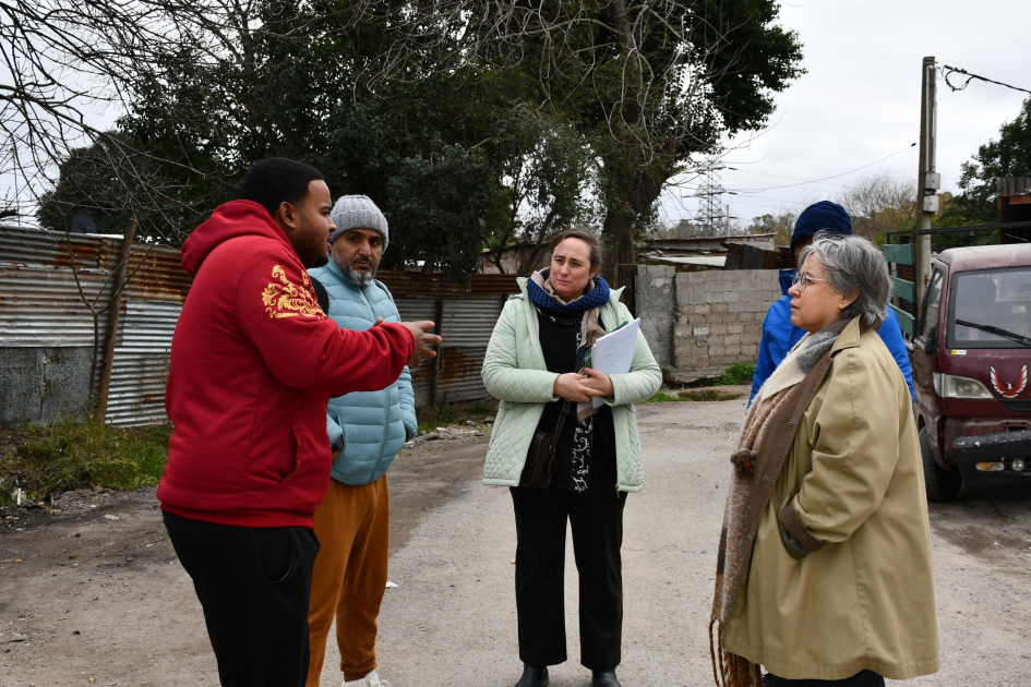 Luciana Oholeguy y Jimena Fernández junto al referente y vecinos del barrio Luciana Oholeguy y Jimena Fernández junto al referente y vecinos del barrio