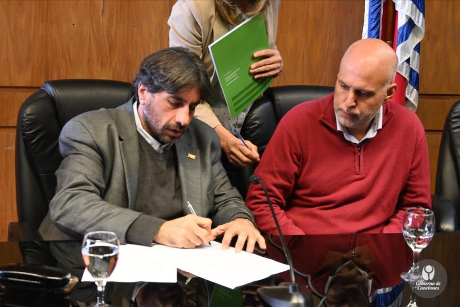 Firma de convenio entre INDDHH y IC Firma de convenio entre INDDHH y IC