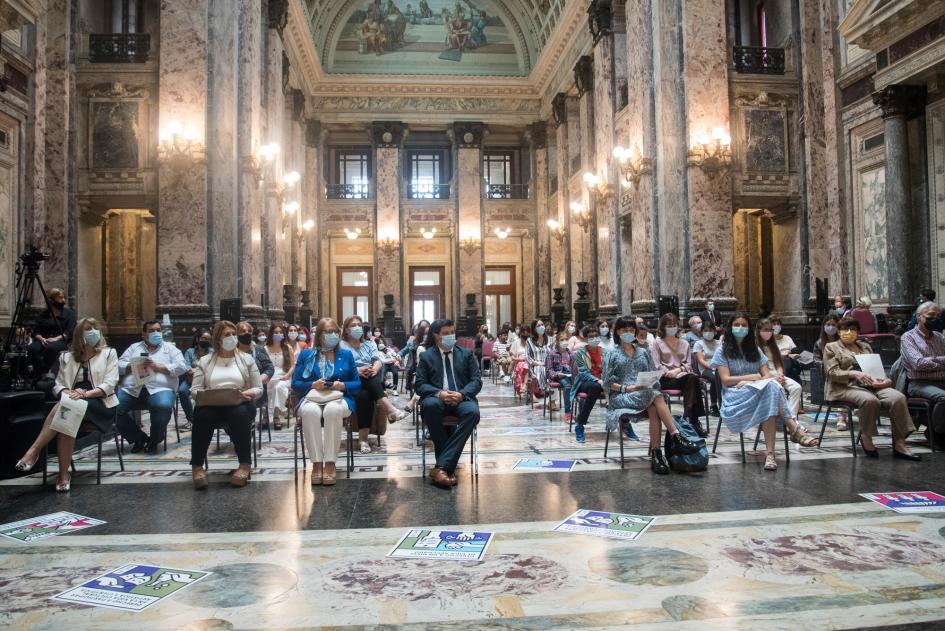 Asistentes a la entrega de premios del concurso contando derechos Paneo general del palacio