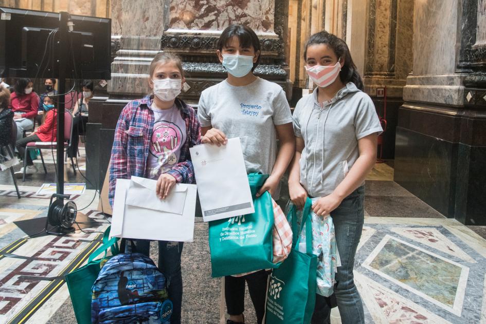 Primer Premio, ed 2020, cat Niños y niñas - Ariela Silvera, Romina y Tatiana Mederos. Niñas ganadoras