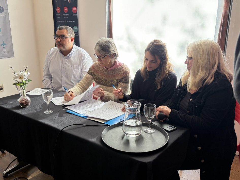 Autoridades durante la firma del convenio Autoridades durante la firma del convenio