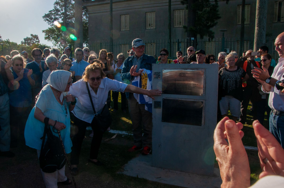 Madres, familiares y acompañantes en la placa de conmemoración