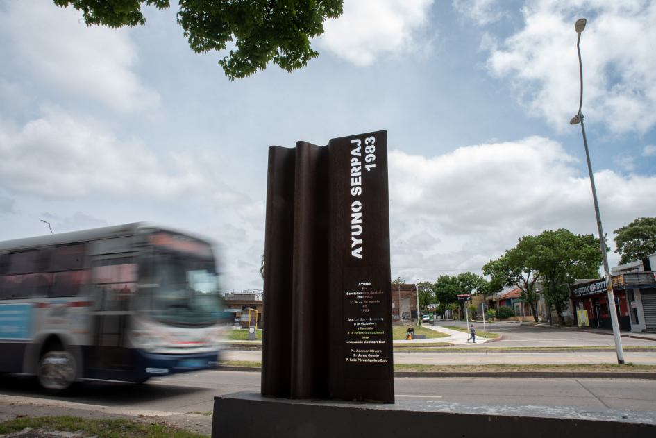 Memorial Ayuno de SERPAJ de 1983 sobre la calle Gral. Flores, en Montevideo.