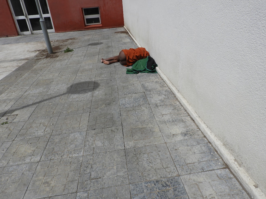 Persona tirada en el piso del patio del centro CEREMOS