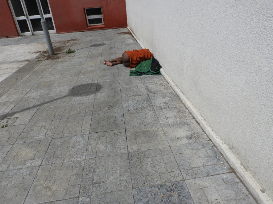Persona tirada en el piso del patio del centro CEREMOS Persona tirada en el piso del patio del centro CEREMOS