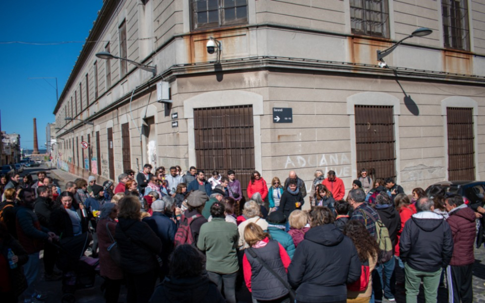 Inauguración de la placa con cientos de personas frente a la ex Escuela de Nurses.