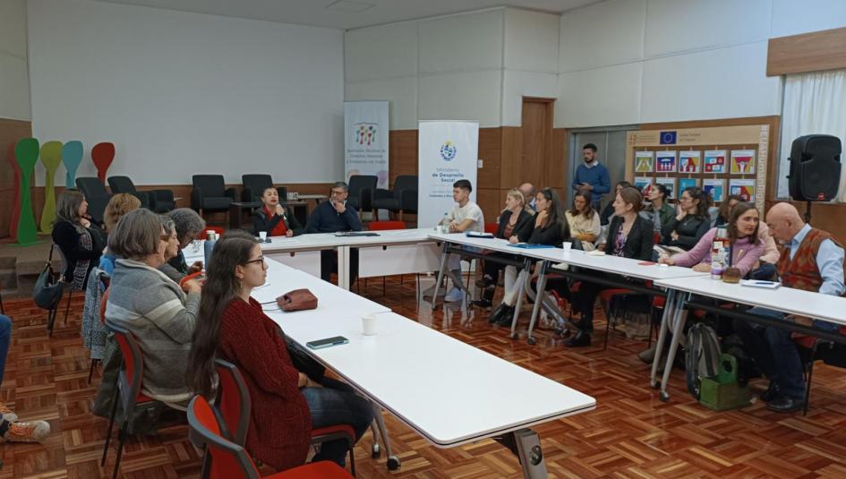 Reunión de Cisternas con el grupo de trabajo (vista de frente) Reunión de Cisternas con el grupo de trabajo (vista de frente)