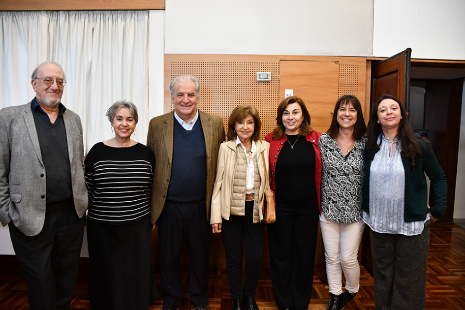Directores y directora junto a las integrantes de la Unidad de Personas Mayores Directores y directora junto a las integrantes de la Unidad de Personas Mayores