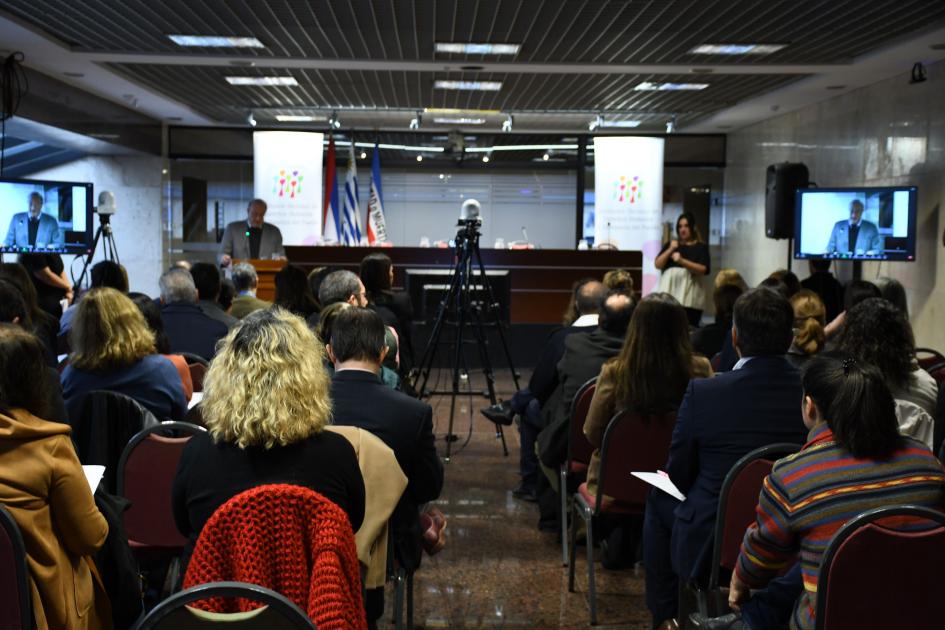 Público en la presentación del informe abreviado para adolescentes