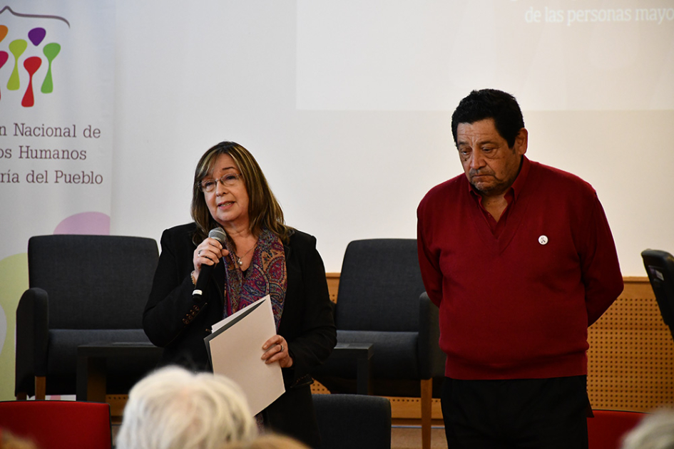 Rita Racciatti y Alberto Melgarejo presentando el trabajo del grupo de trabajo Rita Racciatti y Alberto Melgarejo presentando el trabajo del grupo de trabajo