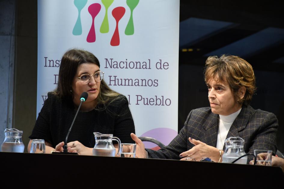 Expositores en la presentación del informe abreviado para adolescentes