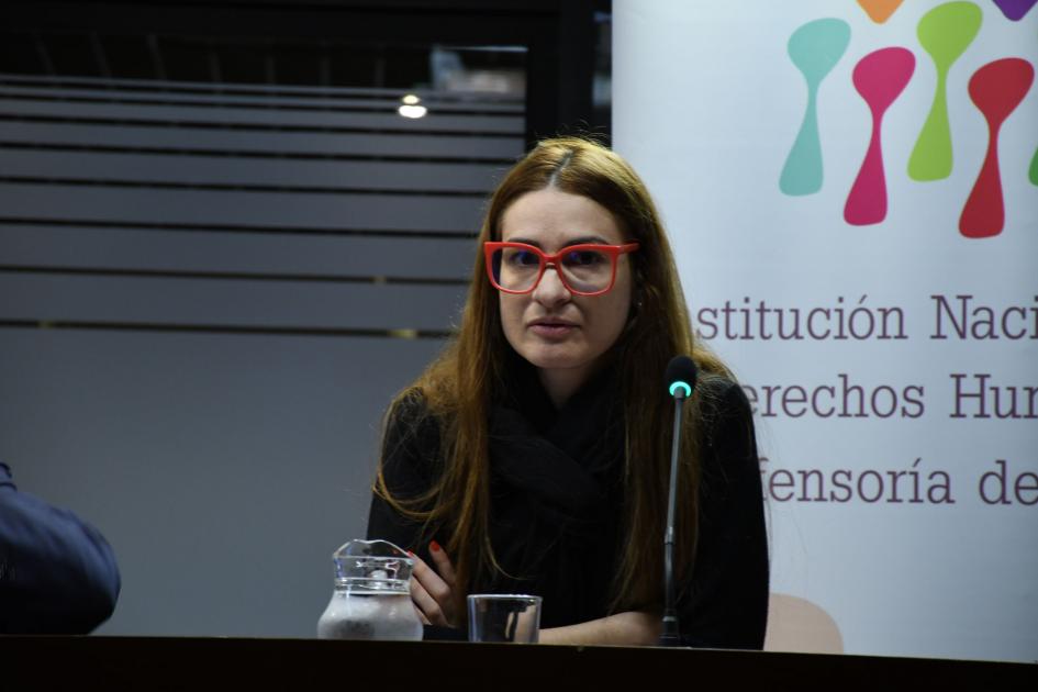 Expositora en la presentación del informe abreviado para adolescentes Expositora en la presentación del informe abreviado para adolescentes