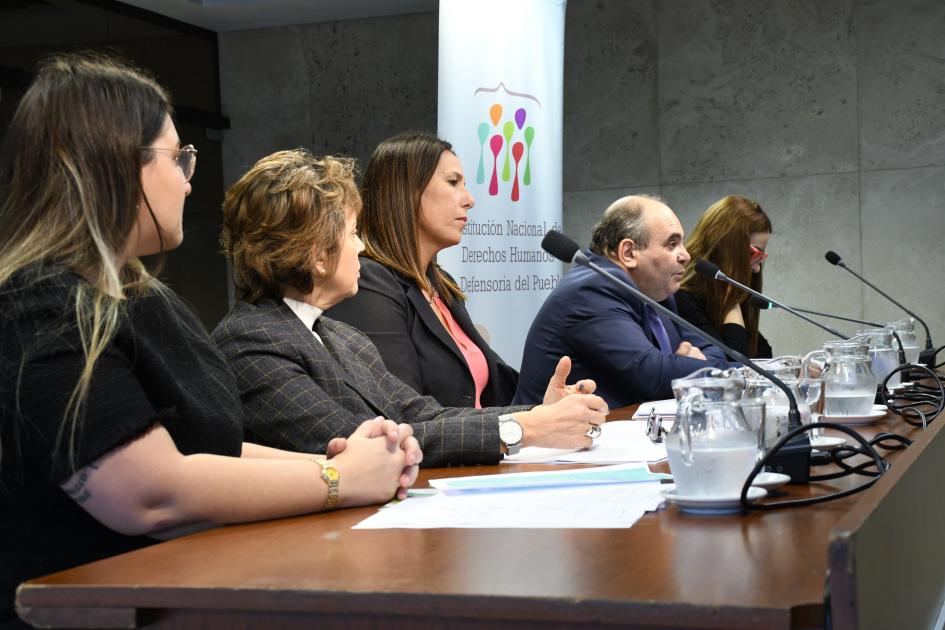 Expositores en la presentación del informe abreviado para adolescentes