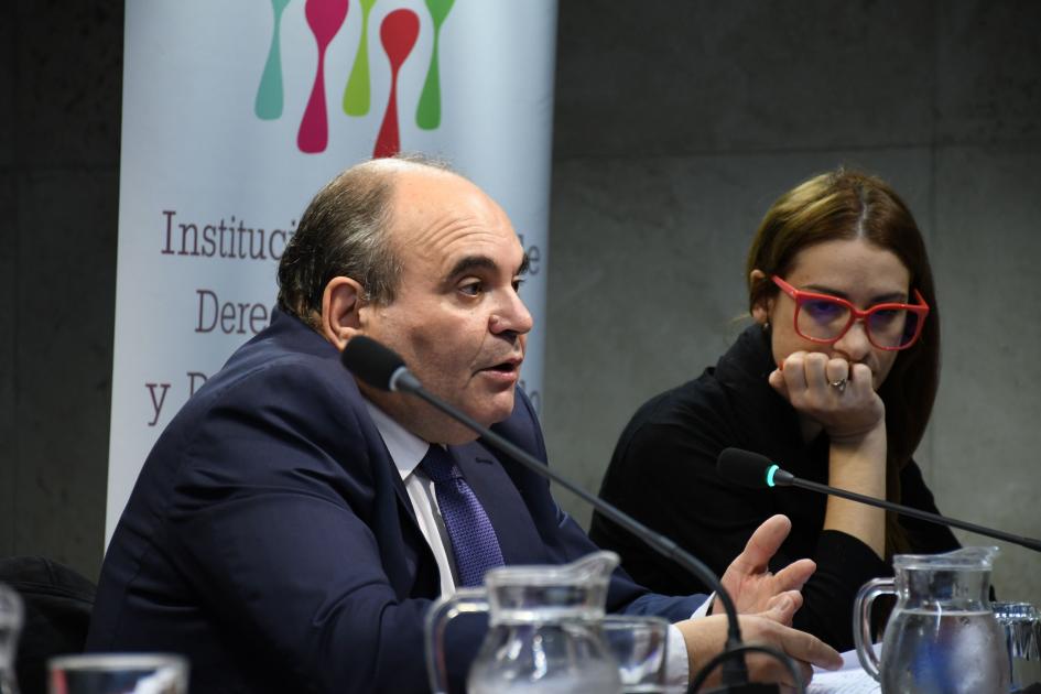 Expositor en la presentación del informe abreviado para adolescentes Expositor en la presentación del informe abreviado para adolescentes