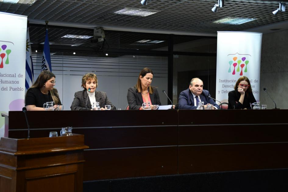 Expositora en la presentación del informe abreviado para adolescentes