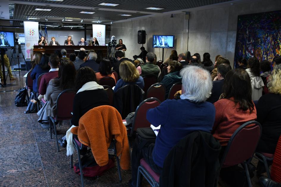 Público en la presentación del informe abreviado para adolescentes