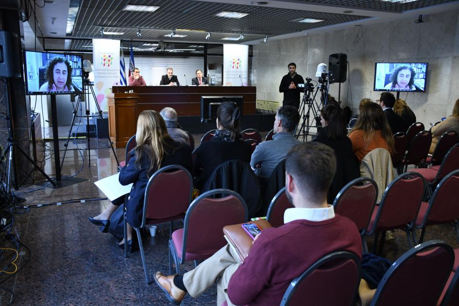 Público en la presentación del informe abreviado para adolescentes