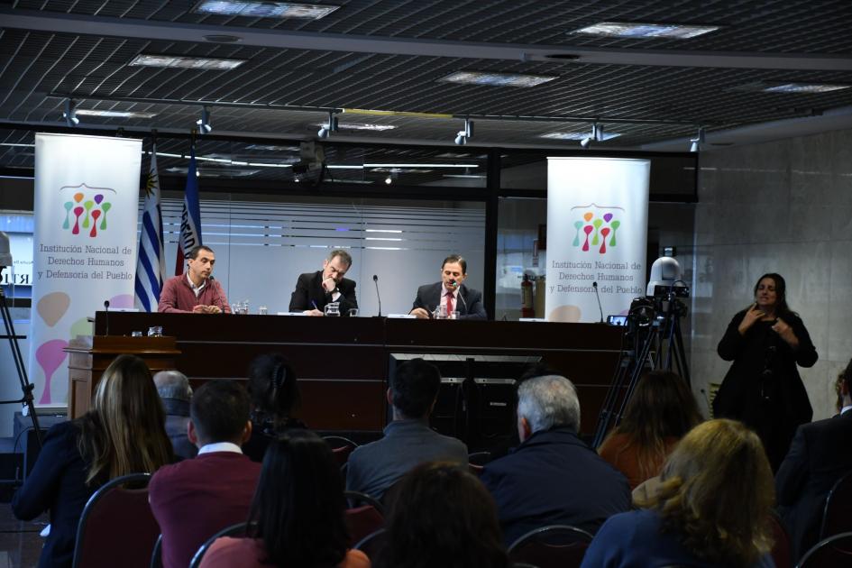 Expositores en la presentación del informe abreviado para adolescentes