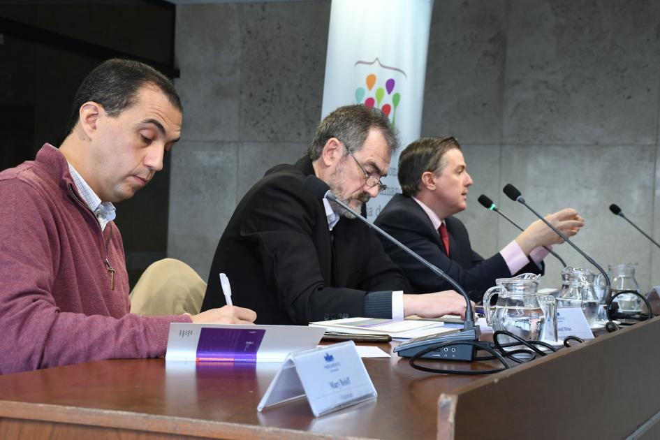 Expositores en la presentación del informe abreviado para adolescentes