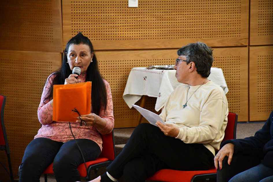 Integrantes del grupo de personas mayores del Centro Diurno de Personas Mayores exponiendo Integrantes del grupo de personas mayores del Centro Diurno de Personas Mayores exponiendo