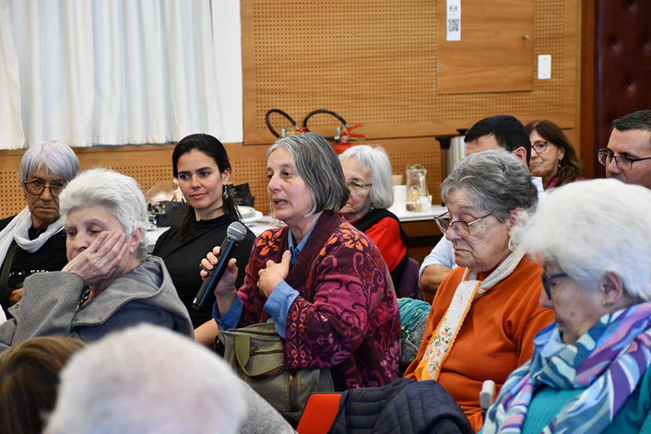 Integrante del público haciendo uso de la palabra Integrante del público haciendo uso de la palabra