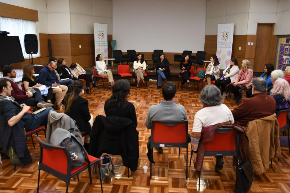 Asistentes sentados en ronda, encuentro de diálogo y articulación con el Poder Judicial Salud Mental