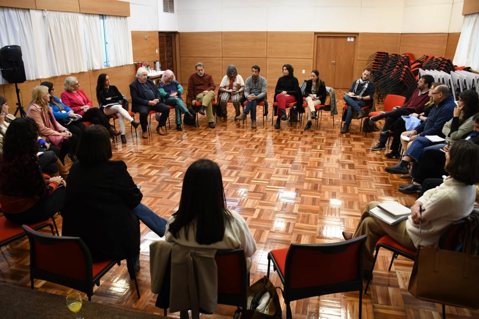 Asistentes sentados en ronda, encuentro de diálogo y articulación con el Poder Judicial Salud Mental