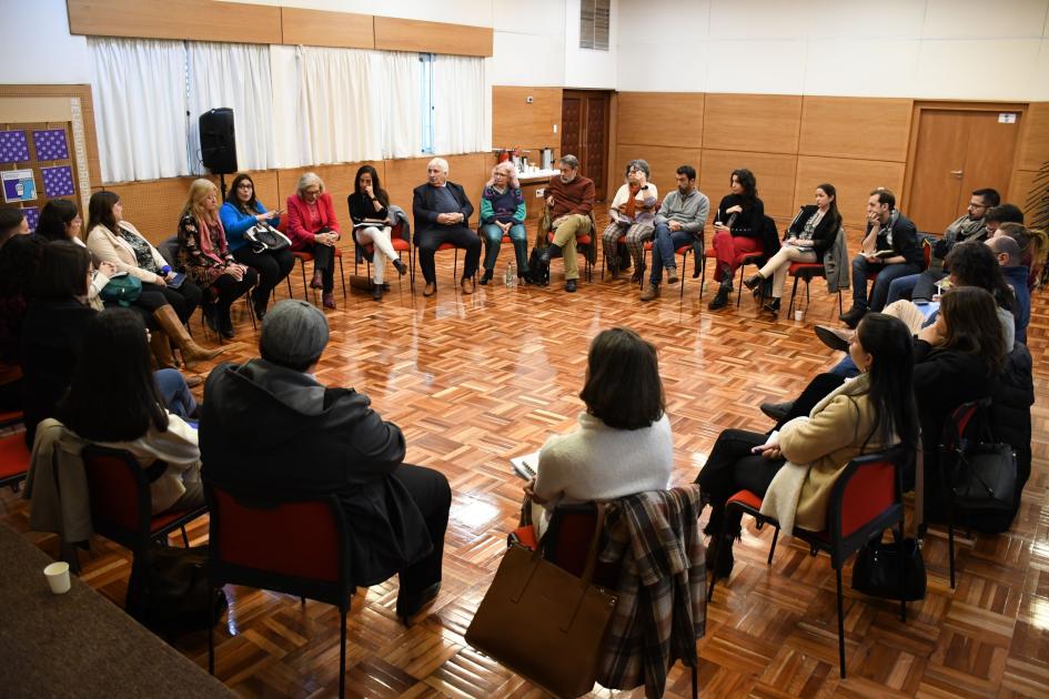 Asistentes sentados en ronda, encuentro de diálogo y articulación con el Poder Judicial Salud Mental Asistentes sentados en ronda, encuentro de diálogo y articulación con el Poder Judicial Salud Mental