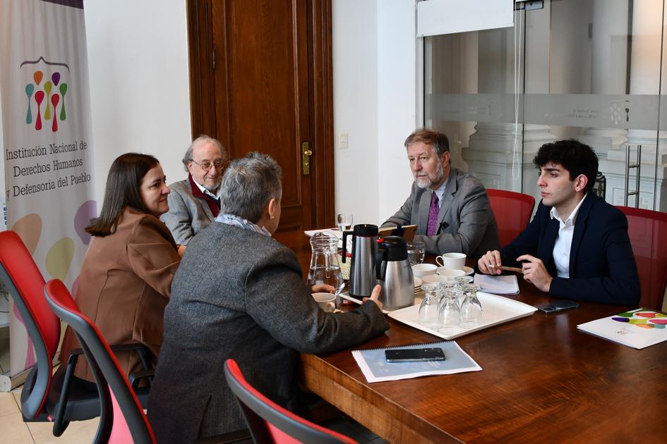 Reunión del Consejo Directivo de la INDDHH con Jan Jarab Participantes de la reunión en torno a una mesa
