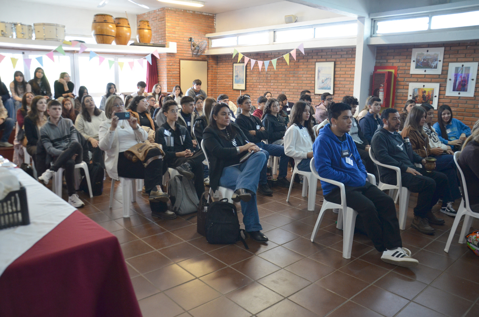 Vista general de las personas participantes durante la apertura