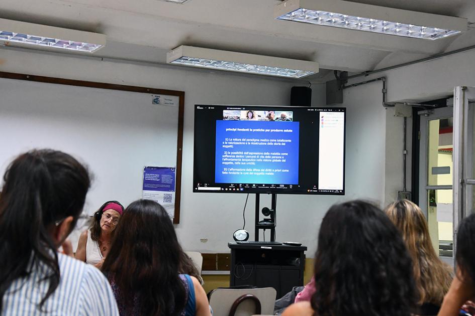 Formación sobre el rol de la Psicología en el cambio de modelo. Foto: Udelar Participantes en el aula durante la formación sobre el rol de la Psicología en el cambio de modelo