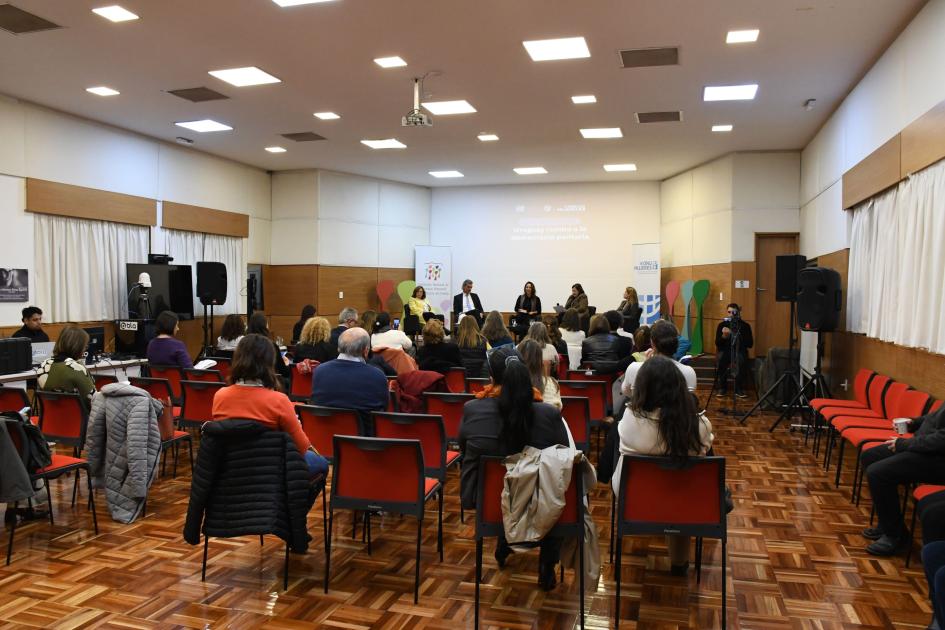 Salón colmado de asistentes al evento Salón colmado de asistentes al evento
