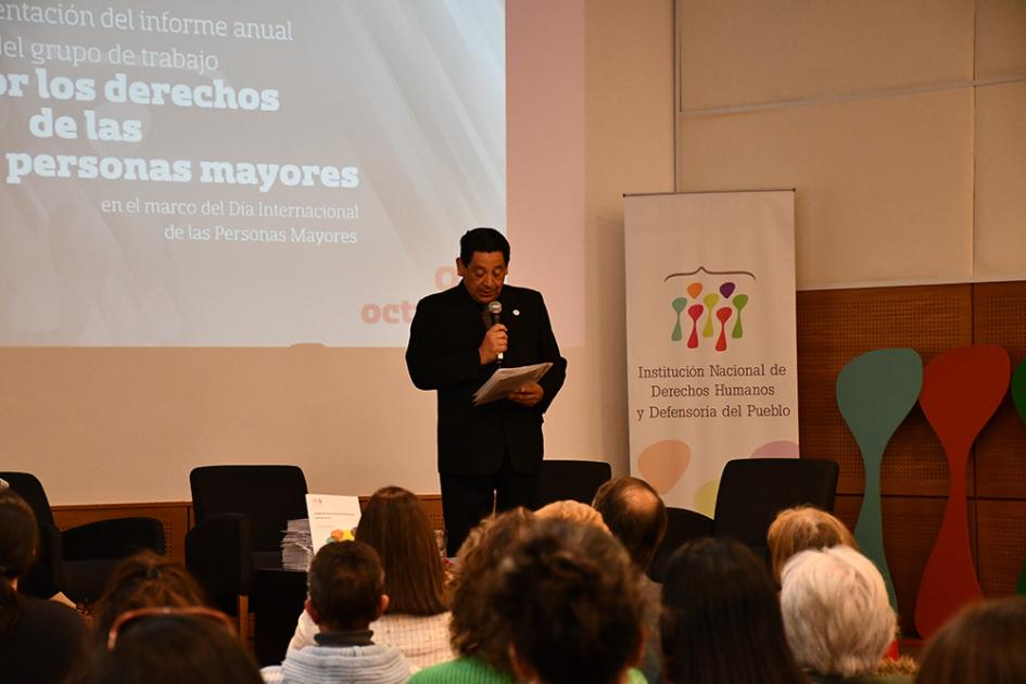 Alberto Melgarejo, integrante del grupo de trabajo, lee la proclama Alberto Melgarejo lee sobre el escenario la proclama elaborada por el grupo