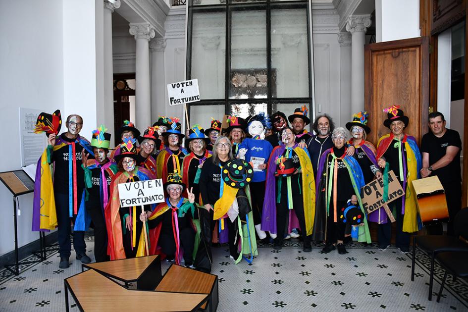 Murmullo Murguero integrantes de Murmullo Murguero posan en el hall de la INDDHH