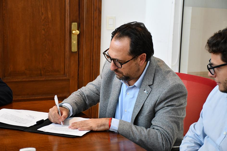 Diego Sonnenschein del Congreso Judío Latinoamericano Diego Sonnenschein del Congreso Judío Latinoamericano firma el convenio